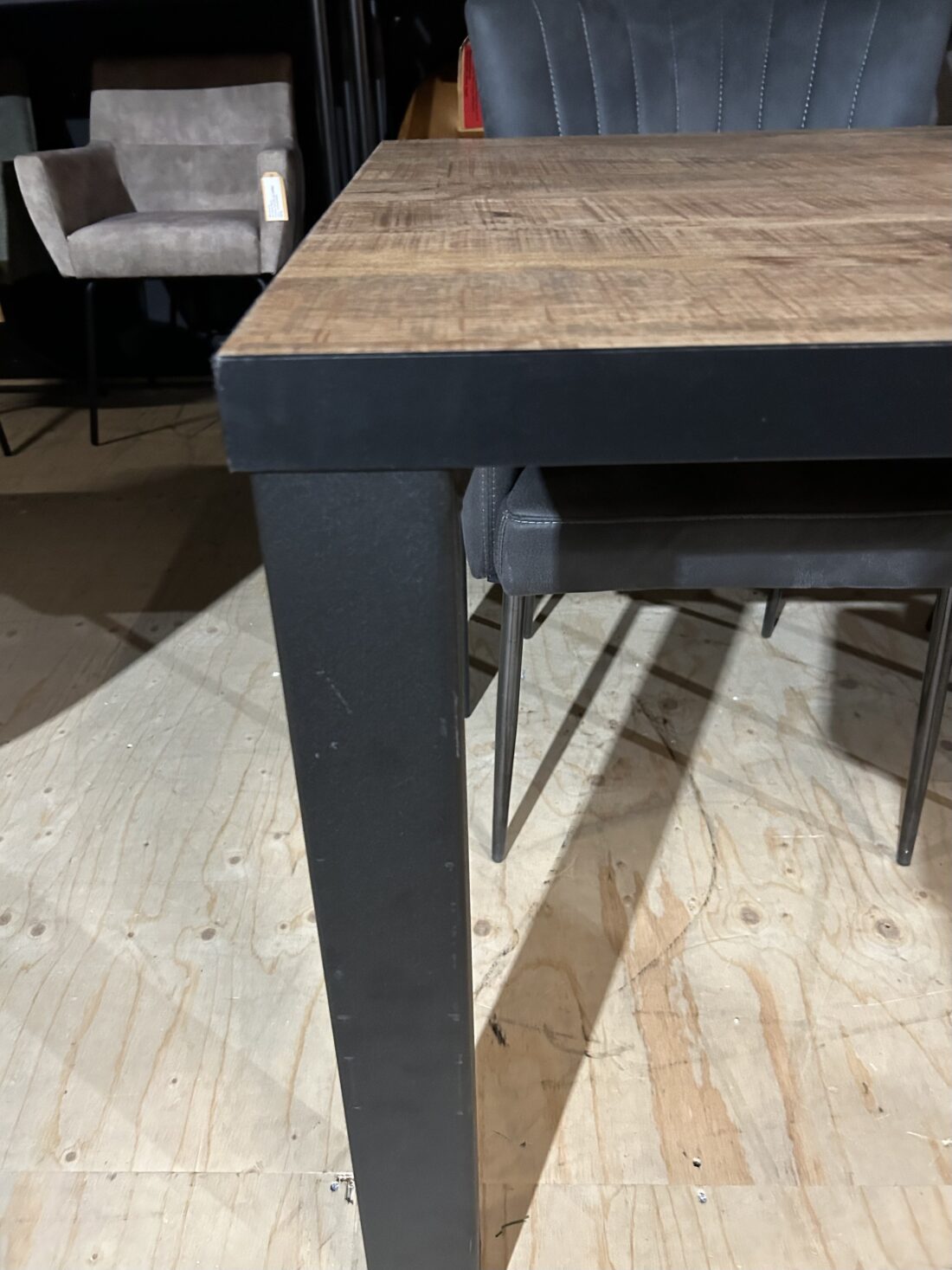 SHOWMODEL eettafel 190 cm met zwarte rand en zwarte poot metaal