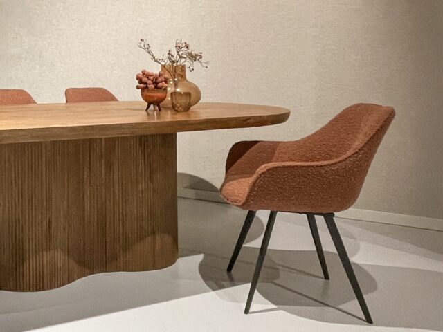 Livingfurn eetkamerstoel Luca met arm Boucle Leaf Brown