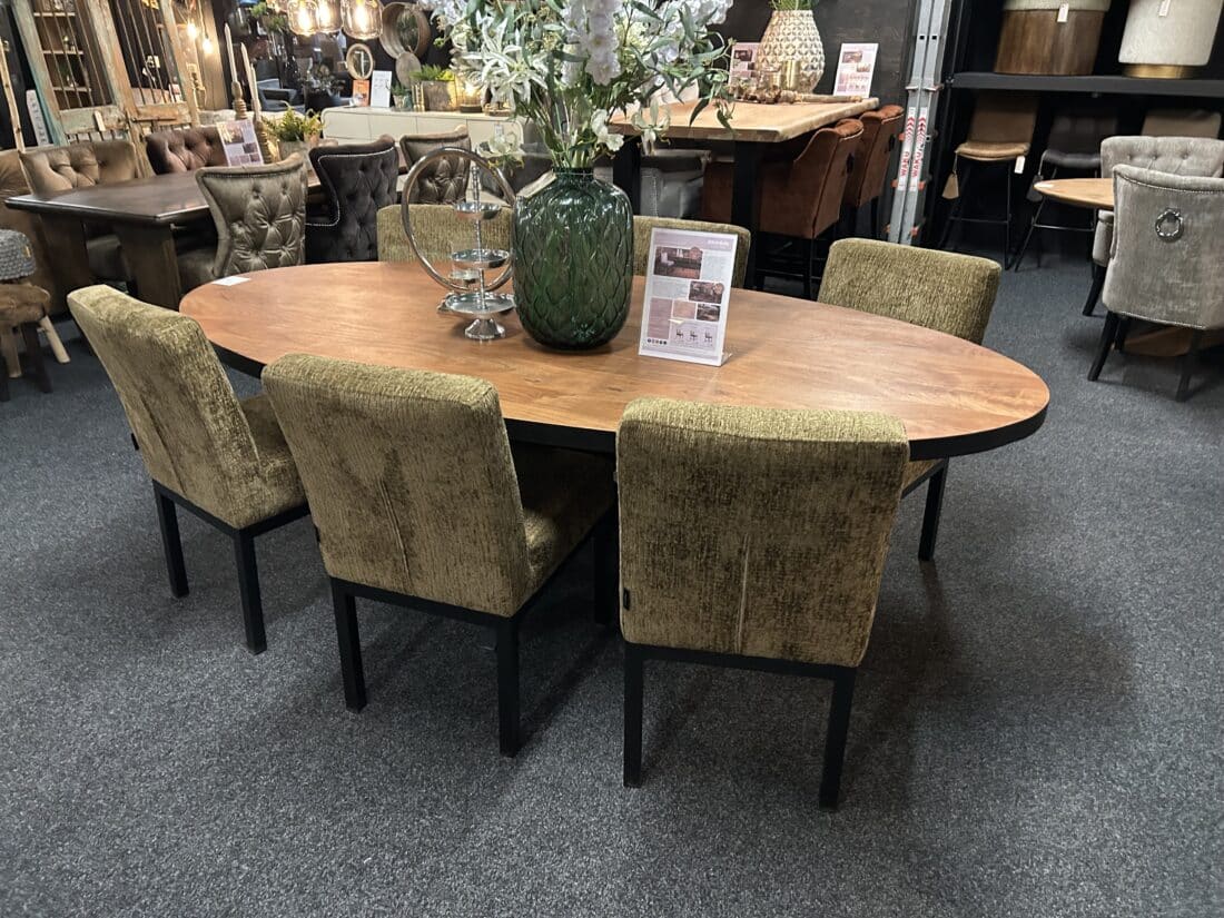 SHOWMODEL UrbanSofa Bruuts eettafel Ovaal rechte rand spinpoot zwart recht metaal 240 cm Acacia Jacaranda SHOWMODEL UrbanSofa Bruuts eettafel Ovaal rechte rand spinpoot zwart recht metaal 240 cm Acacia Jacaranda