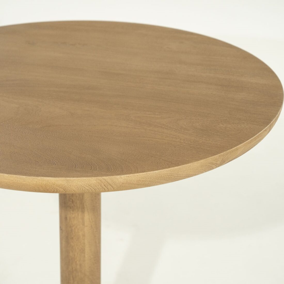 detailfoto Eleonora bistrotafel Florent rond 70x70x76 cm mangohout naturel detailfoto Eleonora bistrotafel Florent rond 70x70x76 cm mangohout naturel