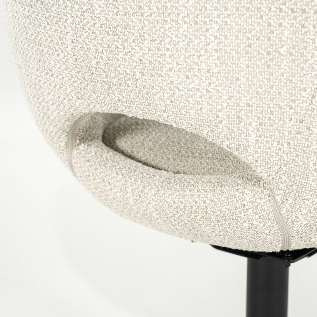 detailfoto Eleonora eetkamerstoel Nol met arm beige detailfoto Eleonora eetkamerstoel Nol met arm beige