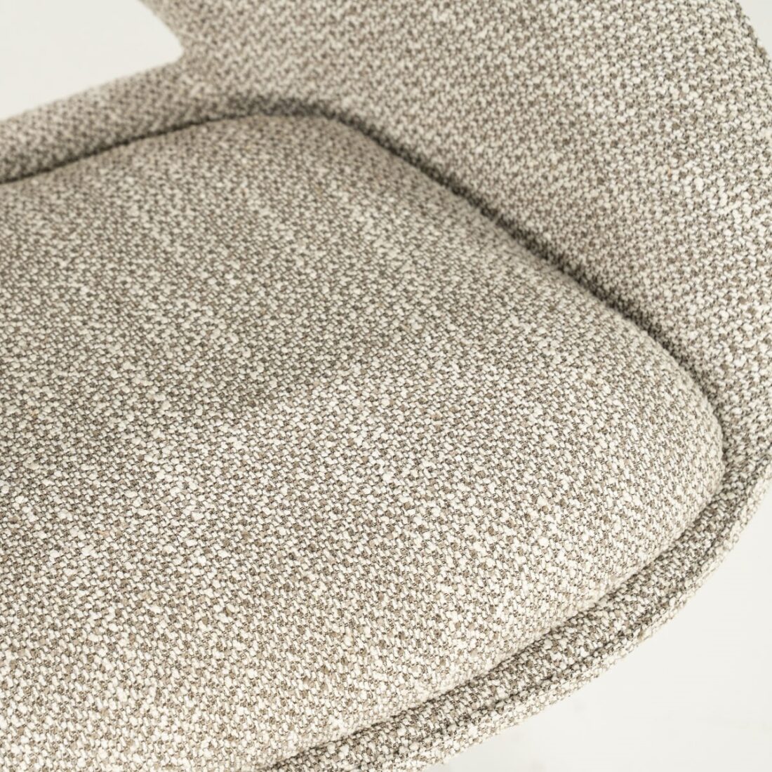 detailfoto Eleonora eetkamerstoel Nol met arm taupe detailfoto Eleonora eetkamerstoel Nol met arm taupe