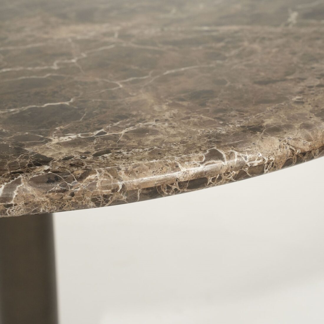 detailfoto Eleonora eettafel Luigi 127 cm rond marmer detailfoto Eleonora eettafel Luigi 127 cm rond marmer