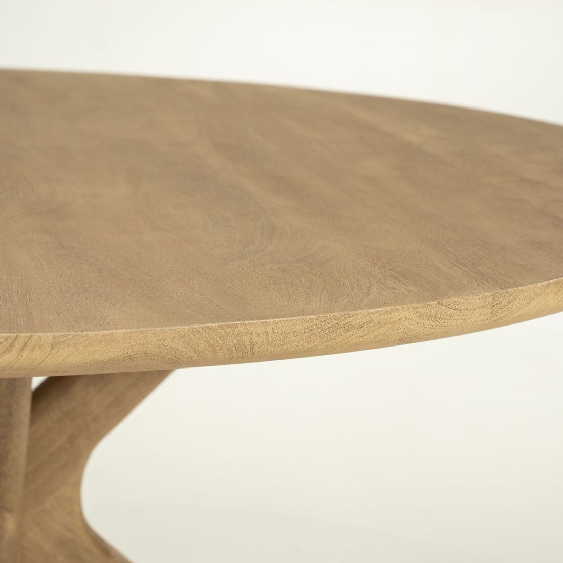 detailfoto Eleonora eettafel Tycho 150 cm rond mangohout naturel
