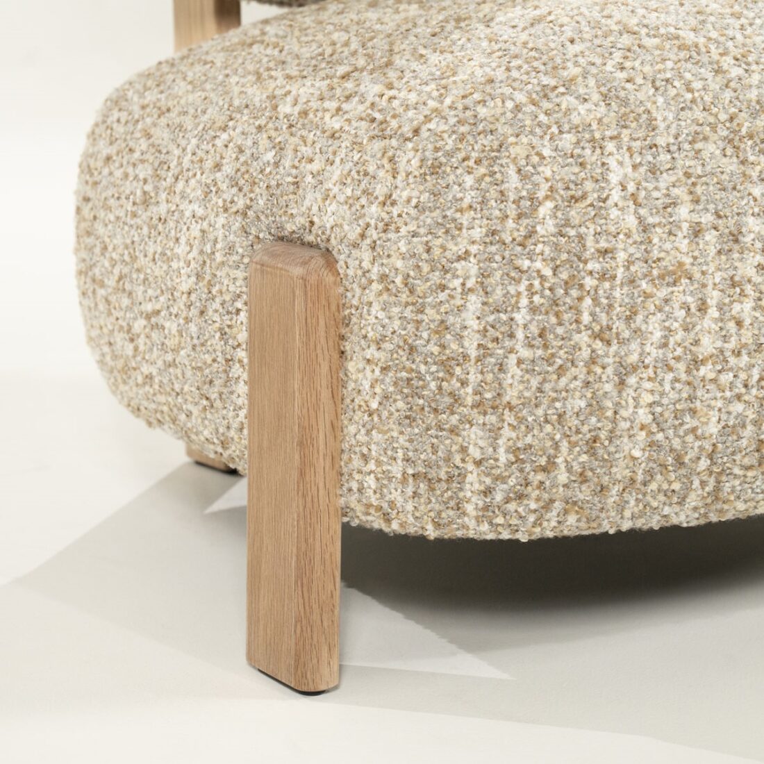 detailfoto Eleonora fauteuil Reza beige onderstel naturel detailfoto Eleonora fauteuil Reza beige onderstel naturel