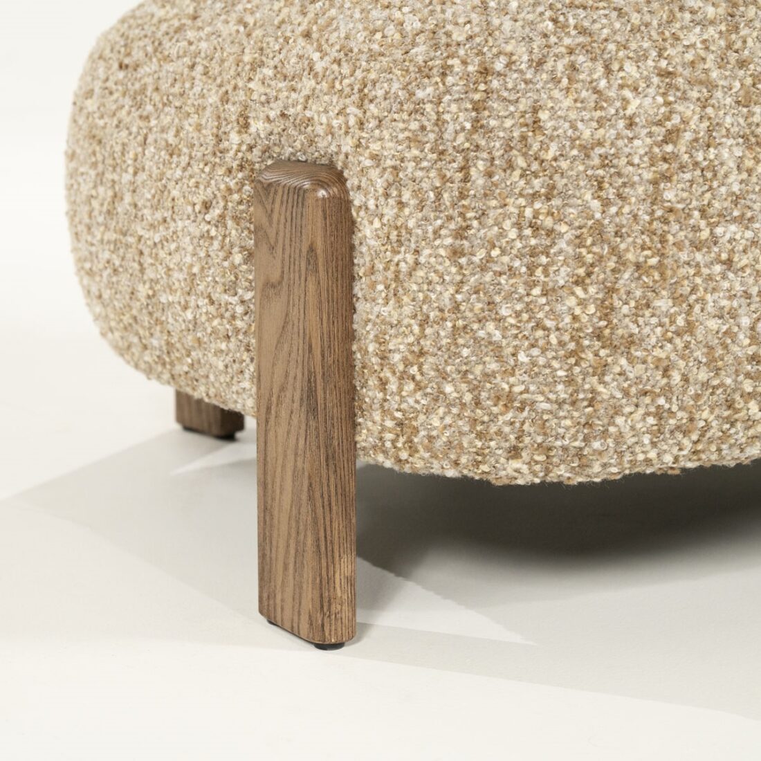 detailfoto Eleonora fauteuil Reza taupe onderstel bruin detailfoto Eleonora fauteuil Reza taupe onderstel bruin