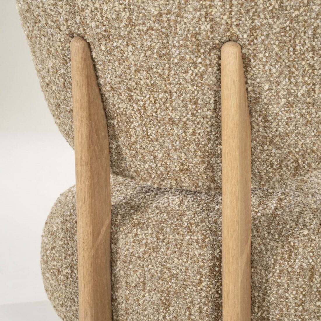 detailfoto Eleonora fauteuil Reza taupe onderstel naturel detailfoto Eleonora fauteuil Reza taupe onderstel naturel