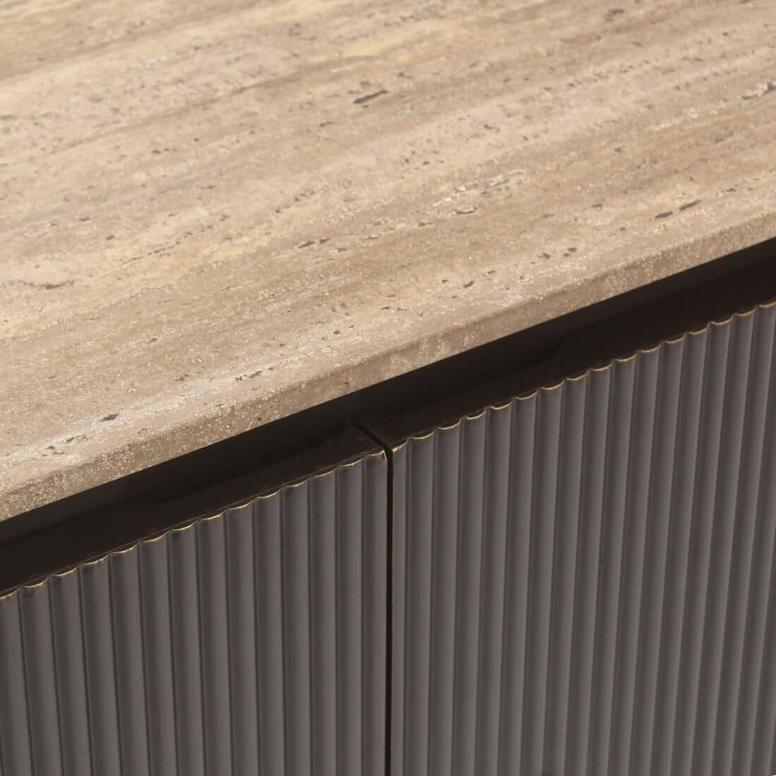 detailfoto Richmond Interiors dressoir Russo 160x40x82 cm travertin detailfoto Richmond Interiors dressoir Russo 160x40x82 cm travertin