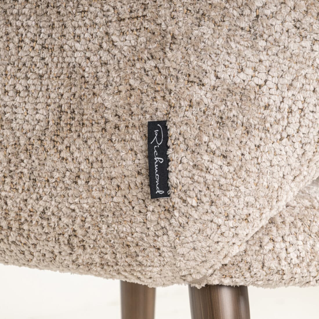 detailfoto Richmond Interiors eetkamerstoel Delphina met arm nature