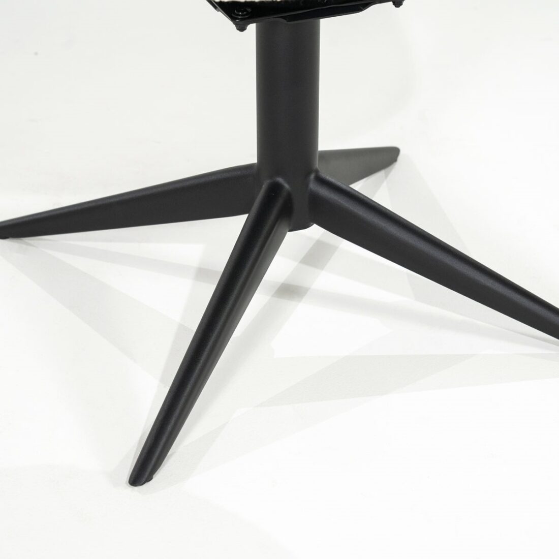 onderstel Eleonora eetkamerstoel Nol met arm beige onderstel Eleonora eetkamerstoel Nol met arm beige