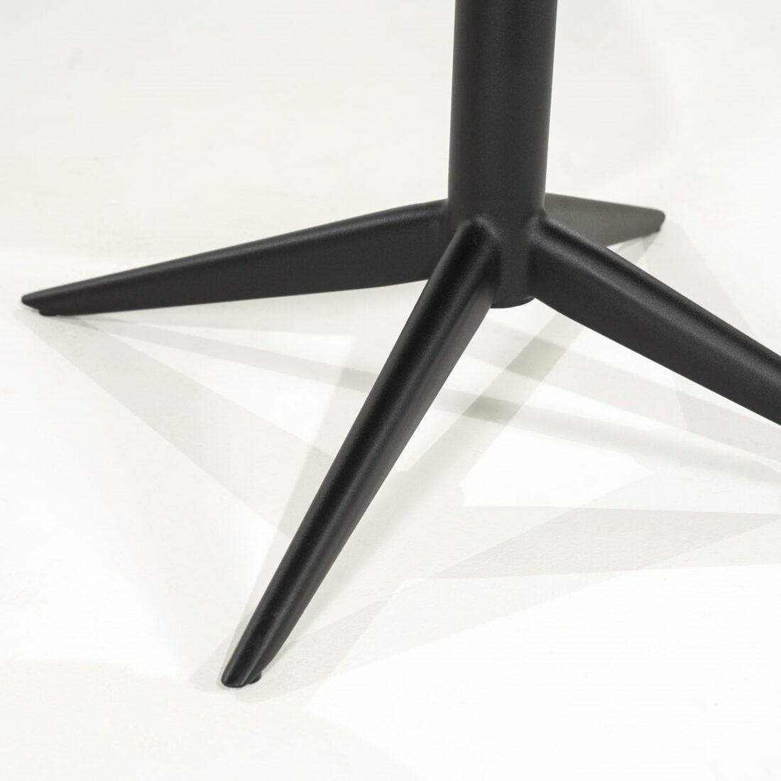 onderstel Eleonora eetkamerstoel Nol met arm taupe onderstel Eleonora eetkamerstoel Nol met arm taupe