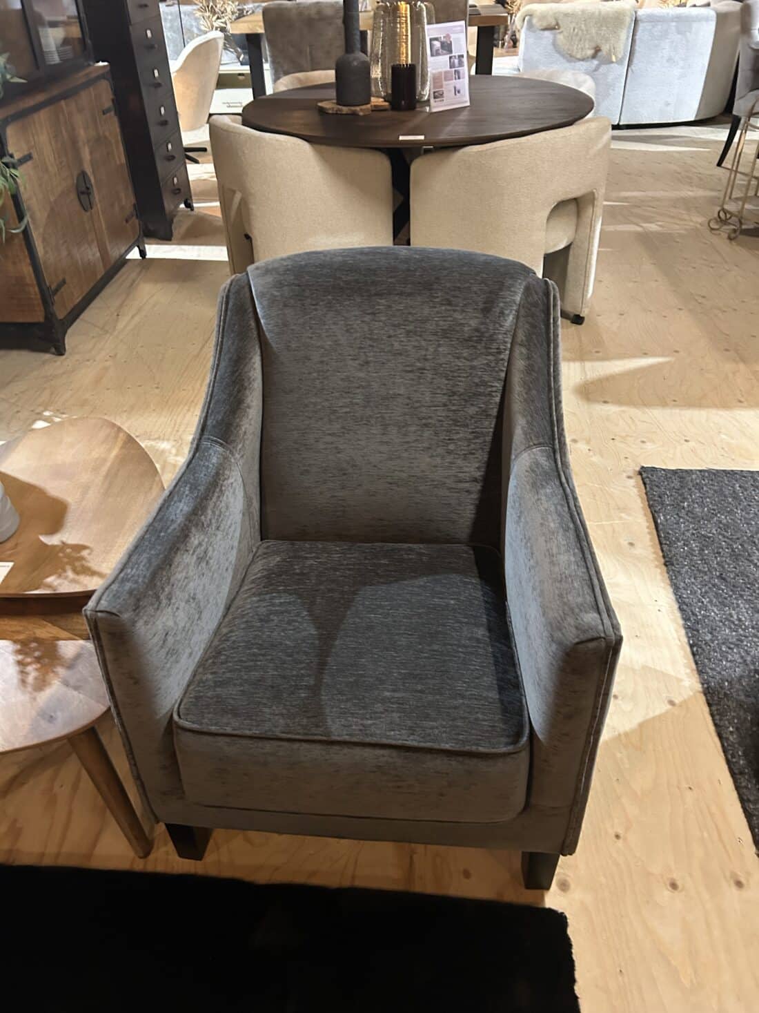 SHOWMODEL UrbanSofa Jake Santorini Graphite SHOWMODEL UrbanSofa Jake Santorini Graphite