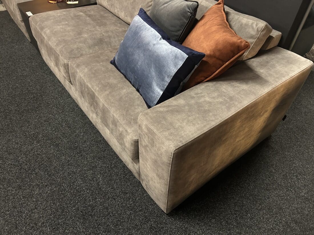 SHOWMODEL UrbanSofa 4 zits bank + Carl Block high en Low Vienna Clay