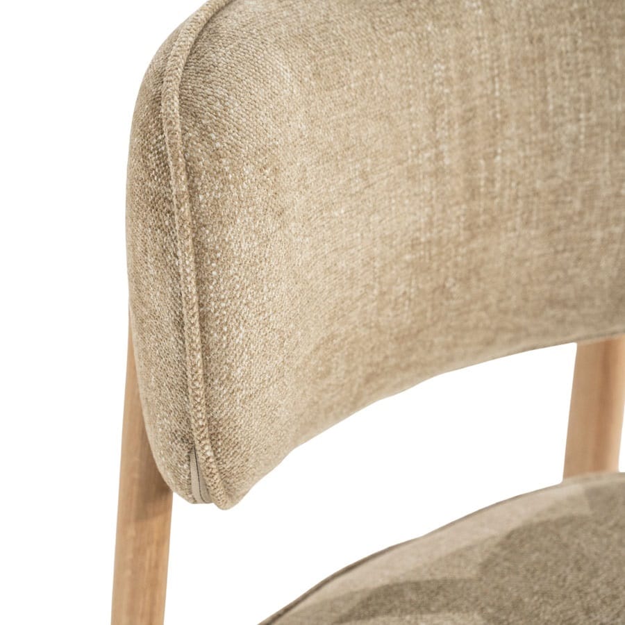 detailfoto Eleonora eetkamerstoel Rune taupe onderstel naturel