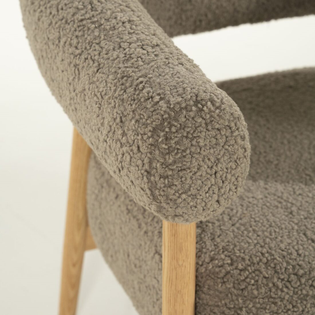 detailfoto By-Boo fauteuil Mysa met arm taupe