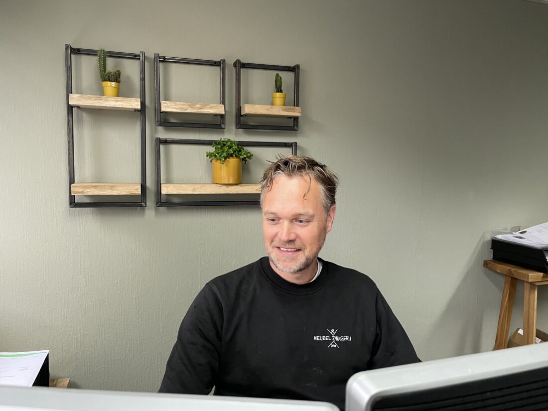 Jarno aan het werk op kantoor van Meubelzwagerij Jarno aan het werk op kantoor van Meubelzwagerij