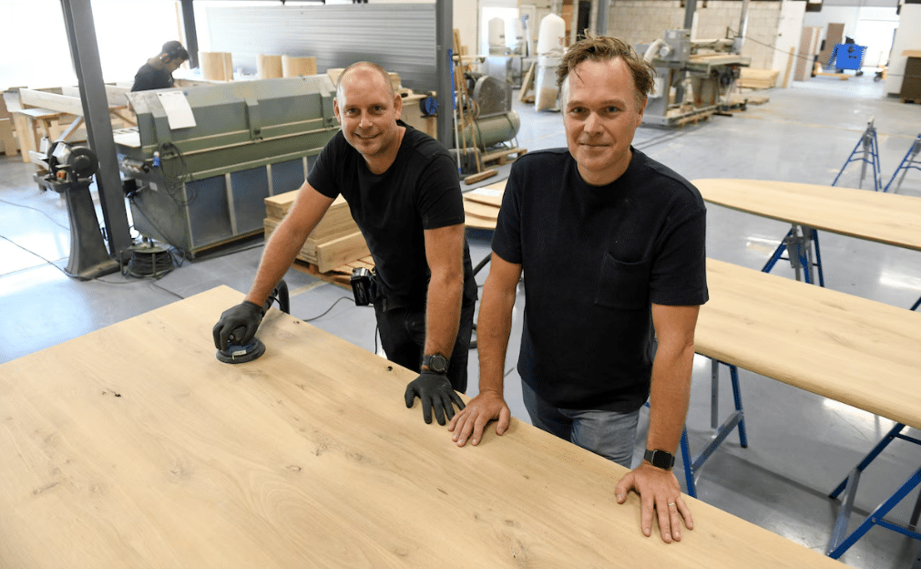 Rick en Jarno, oprichters van Meubelzwagerij, aan het werk in de werkplaats vol maatwerk meubels van eikenhout Rick en Jarno, oprichters van Meubelzwagerij, aan het werk in de werkplaats vol maatwerk meubels van eikenhout