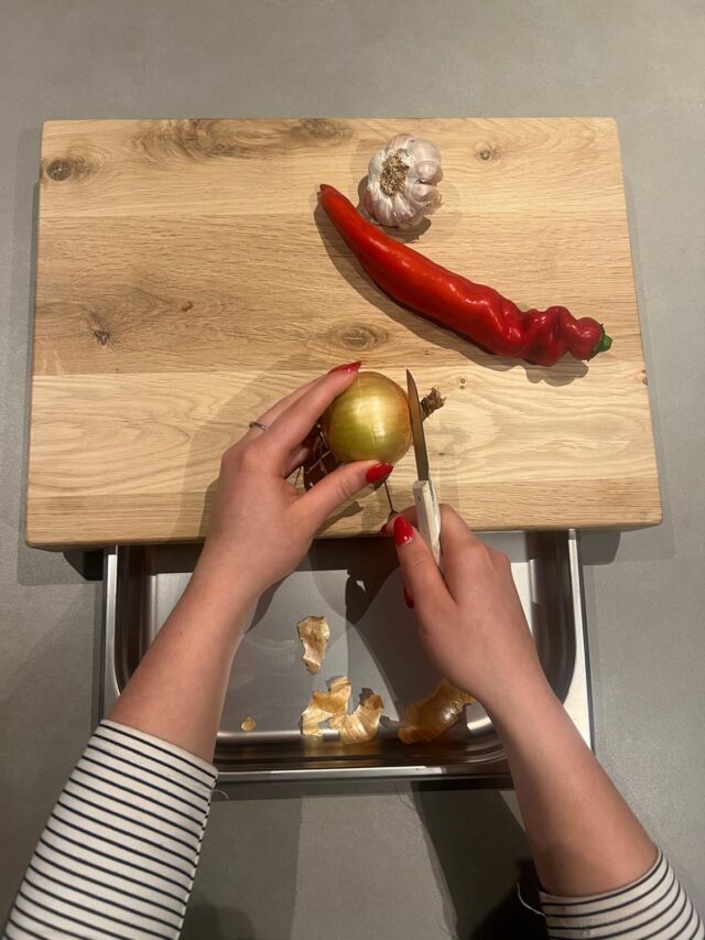 Snijplank van eiken hout met afneembare RVS opvangbak