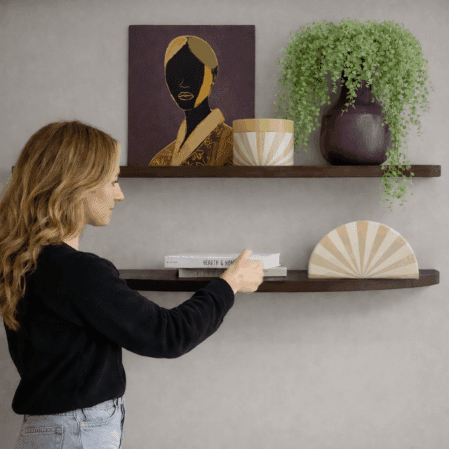 Massief eiken wandplank met kleurrijke accessoires in modern interieur