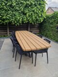Buitentafel in stuiver vorm van Afrikaans eiken Fraké hout op maat op modern terras in Almelo Twente