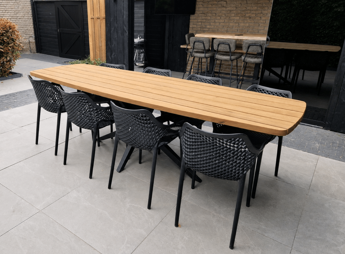 Luxe buitentafel van Afrikaans eiken Fraké hout op maat met organische rechte vorm op modern terras in Almelo Twente Luxe buitentafel van Afrikaans eiken Fraké hout op maat met organische rechte vorm op modern terras in Almelo Twente
