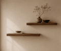 Massief walnoot wandplank op maat in Japandi interieur met warme natuurlijke tinten, minimalistische wanddecoratie en luxe walnoothout uitstraling, maatwerk uit Almelo.