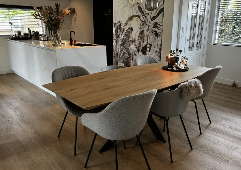 Eiken eettafel voor 6 personen met zes eetkamerstoelen
