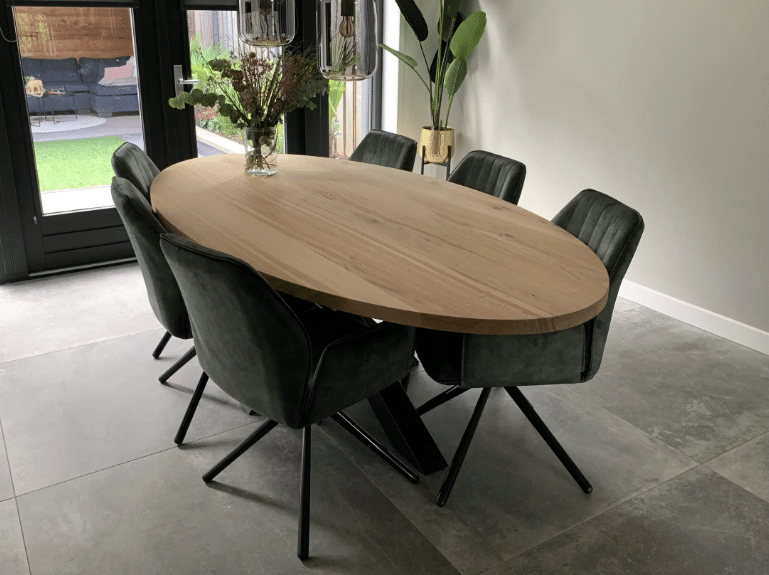Eiken ovale eettafel voor 6 personen met zes eetkamerstoelen
