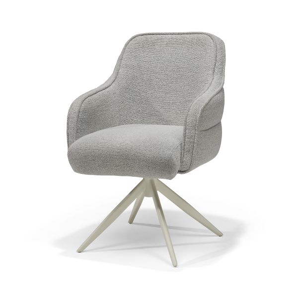 Schuin achteraanzicht van eetkamerstoel Atlanta P03 met naturel stoffering en draaibaar beige onderstel. Schuin achteraanzicht van eetkamerstoel Atlanta P03 met naturel stoffering en draaibaar beige onderstel.