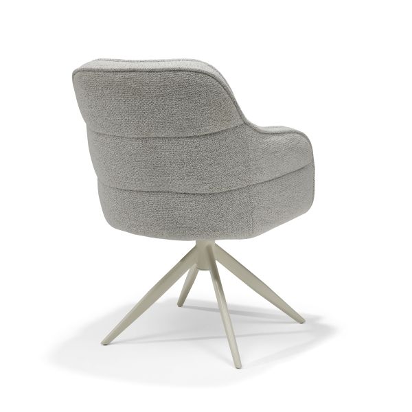 Comfortabele armleuningen van eetkamerstoel Atlanta P03 met zachte naturel teddy bekleding. Comfortabele armleuningen van eetkamerstoel Atlanta P03 met zachte naturel teddy bekleding.