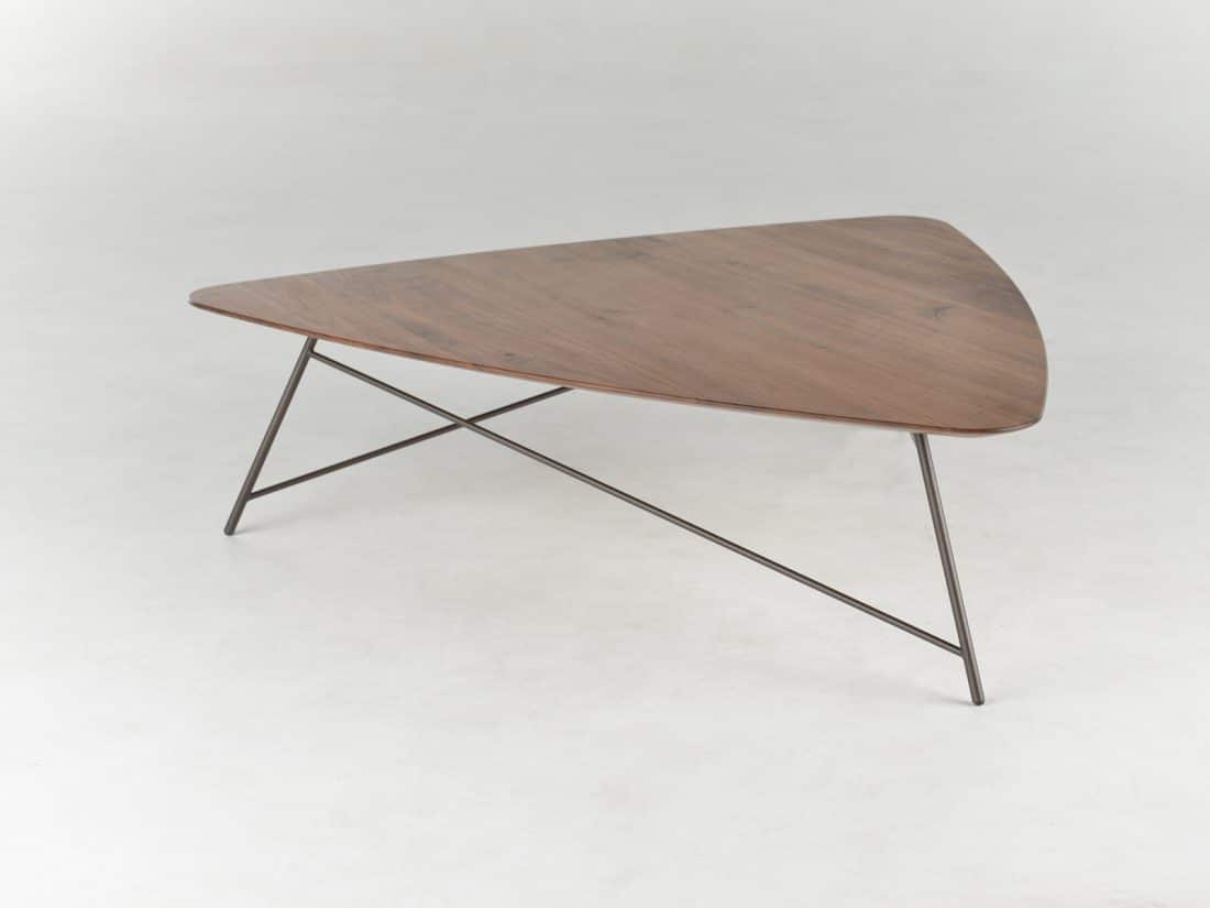 driehoek vormige tafel bruin hout zwart dun onderstel