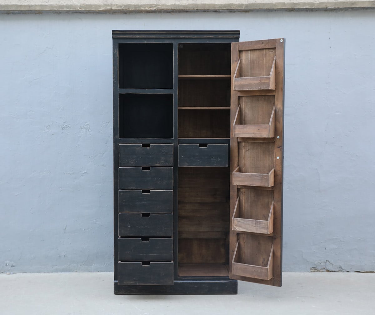 Stoere zwarte kast oud hout