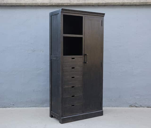 Stoere zwarte kast oud hout