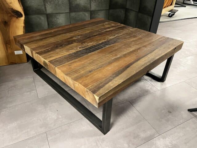 Robuuste oude salontafel vierkant