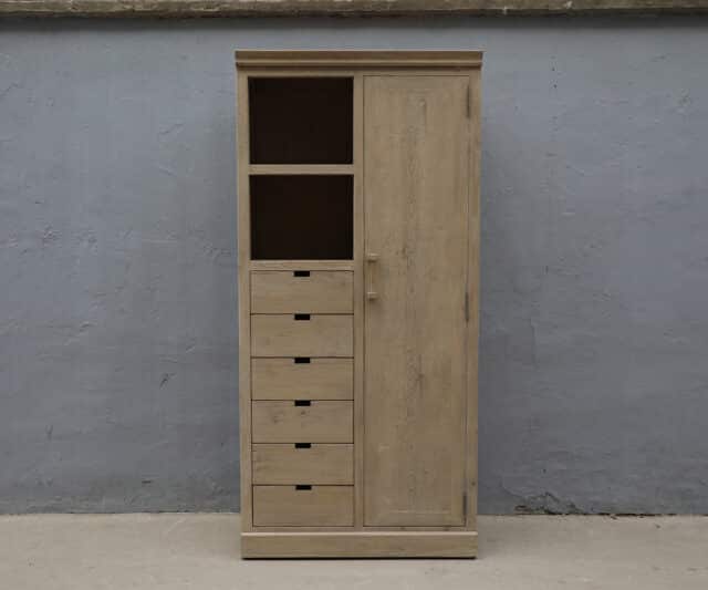 Stoere kast oud blank hout