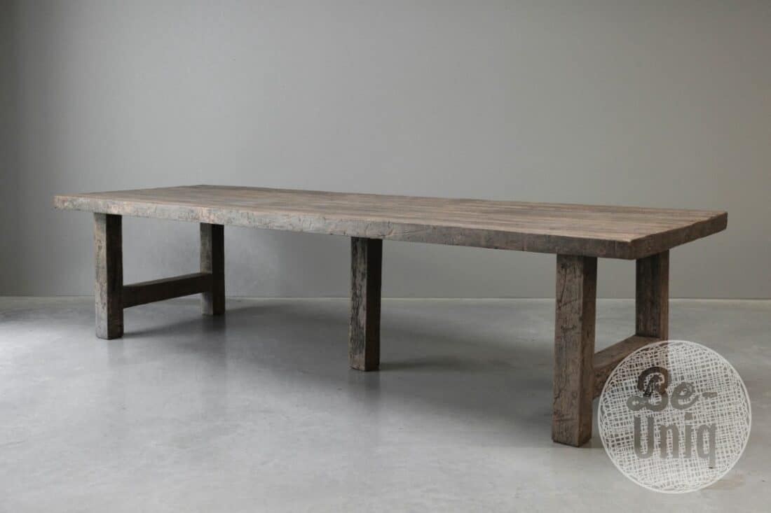 Stoere oude kloostertafel