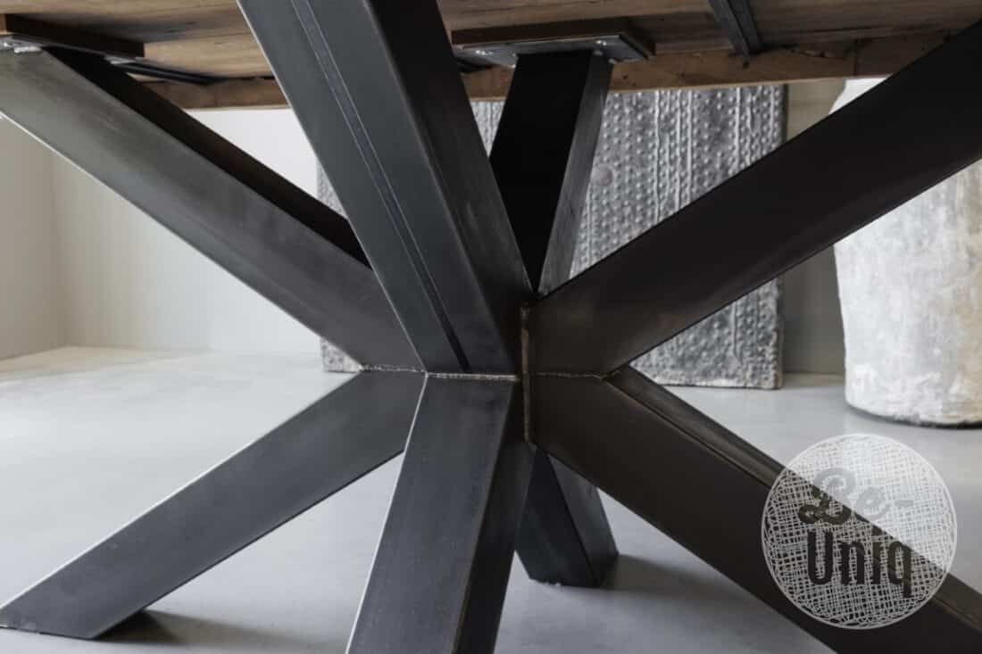 Robuuste ovale tafel oud hout