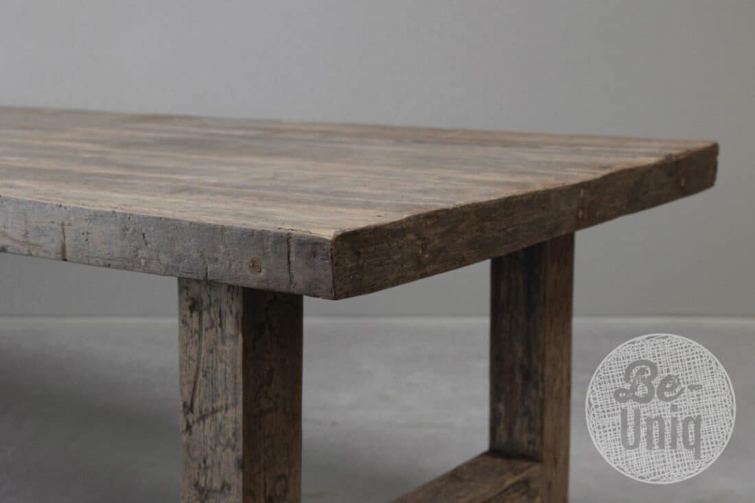 Stoere oude kloostertafel
