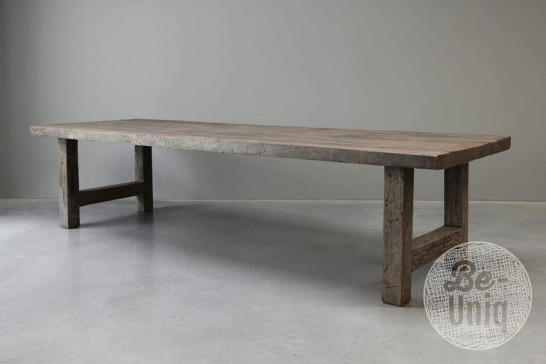 Stoere oude kloostertafel