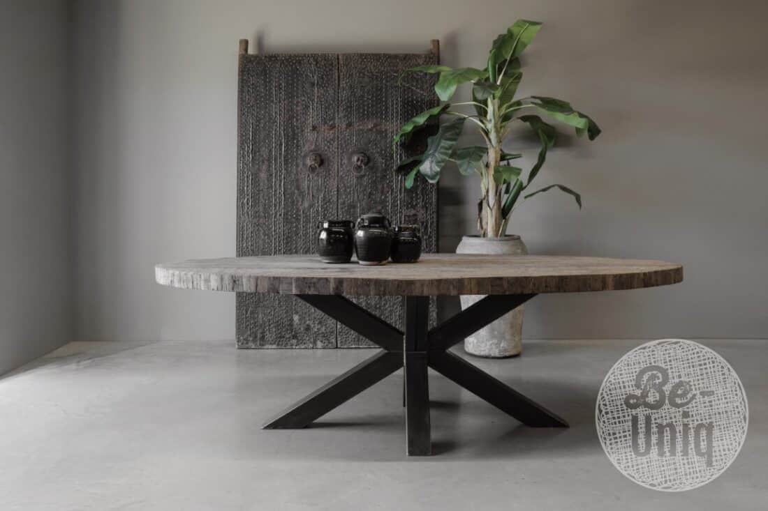 Robuuste ovale tafel oud hout