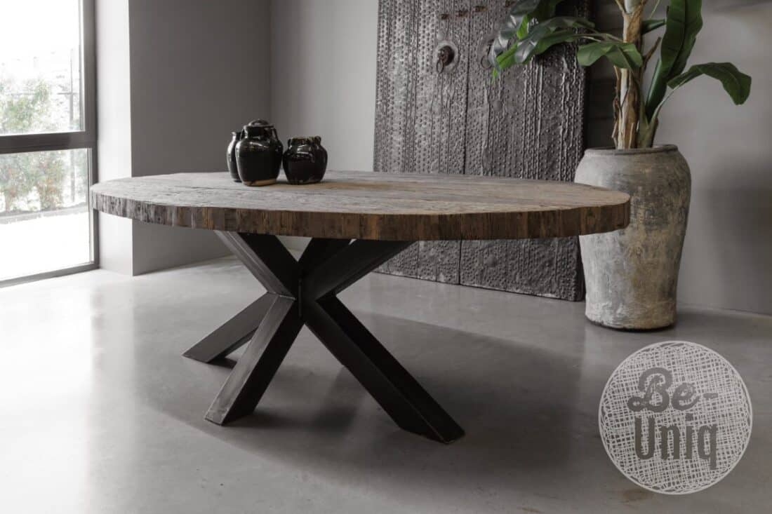 Robuuste ovale tafel oud hout
