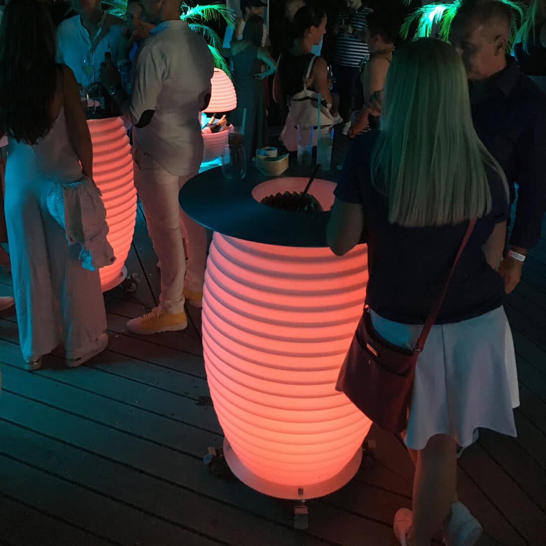 bartafel-bluetooth-speaker-wijnkoeler-feestverlichting-bar-table-nikki-amsterdam