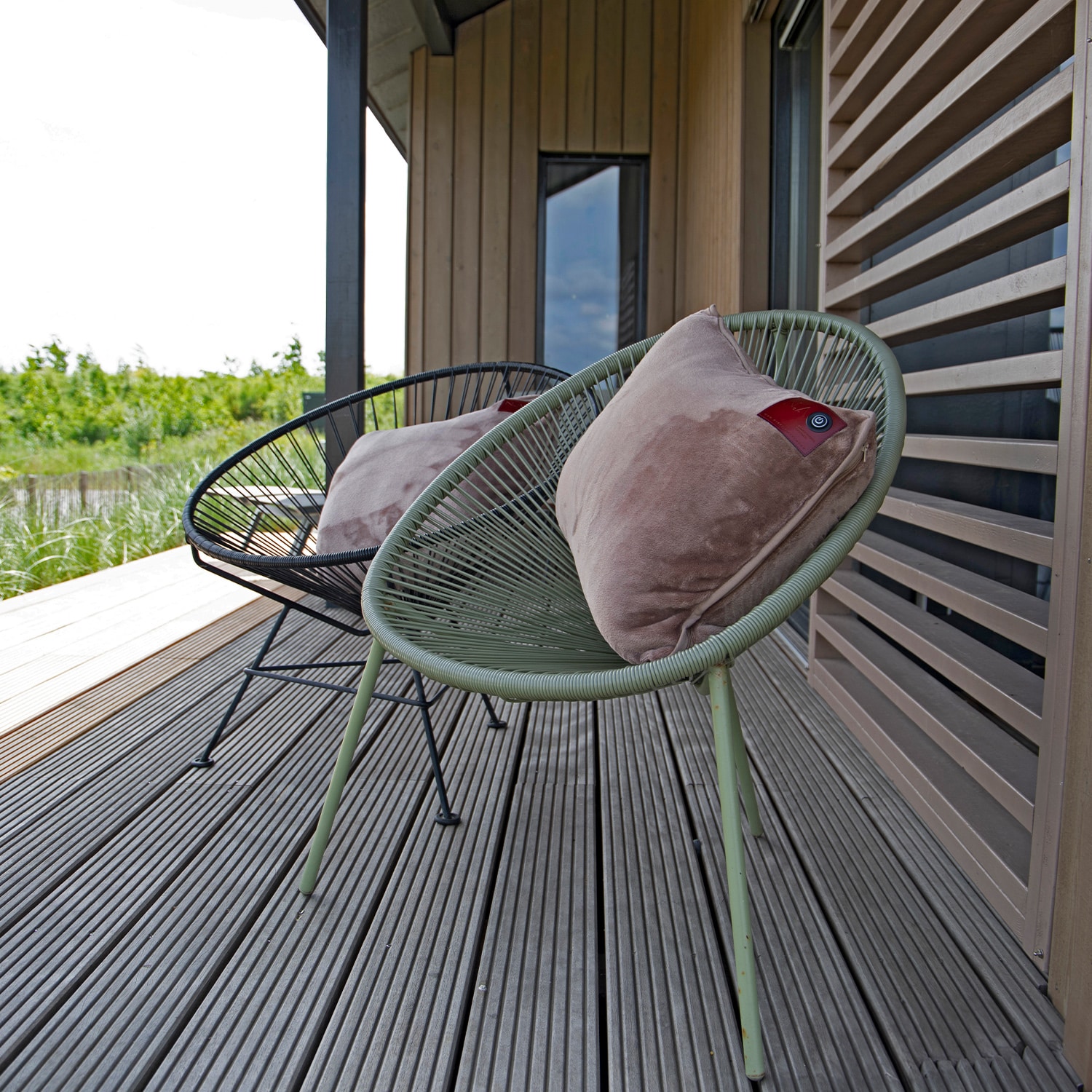 wireless-garden-pillows-outdoor-heating-heat-pillows-the-pillow-duo-combideal-nikki-amsterdam