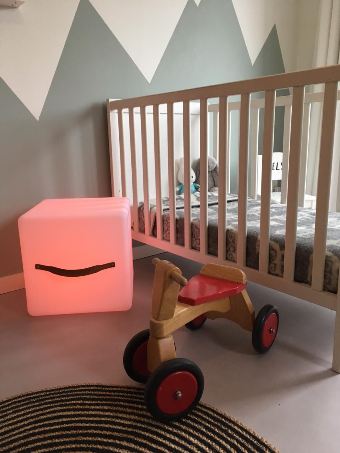 led-bijzettafel-voetenbankje-bluetooth-speaker-the-cube-nikki-amsterdam