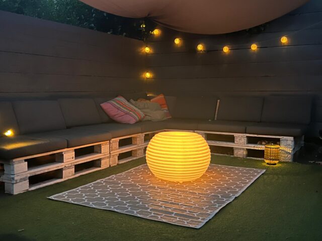 the.pouf-draadloze-led-lamp-tuinverlichting-bluetooth-speaker-bijzettafel-nikki-amsterdam