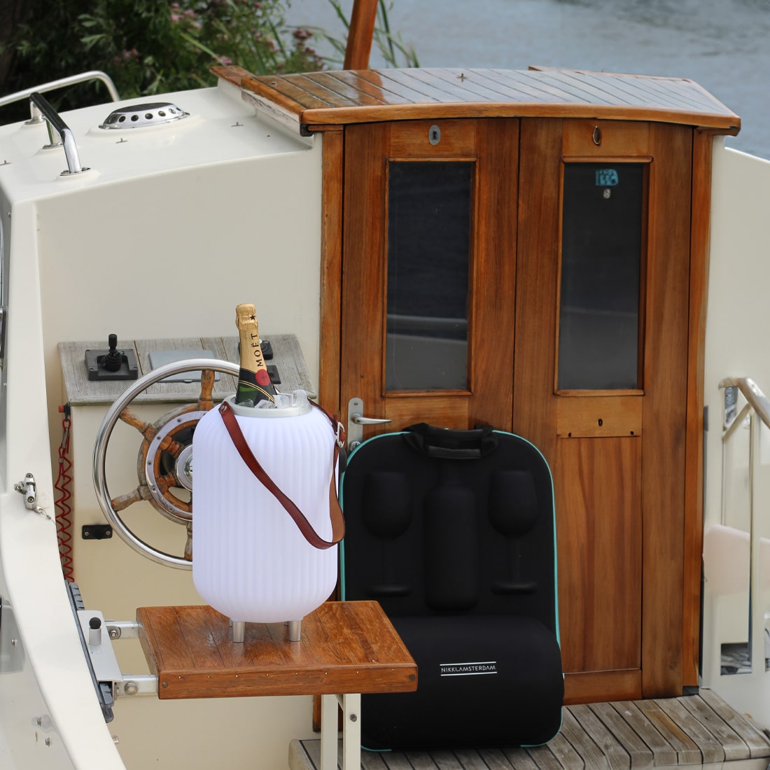 picknick-tas-opbergtas-boot-draadloze-wijnkoeler-wijnglazen-flessen-koeler-the-bag-nikki-amsterdam