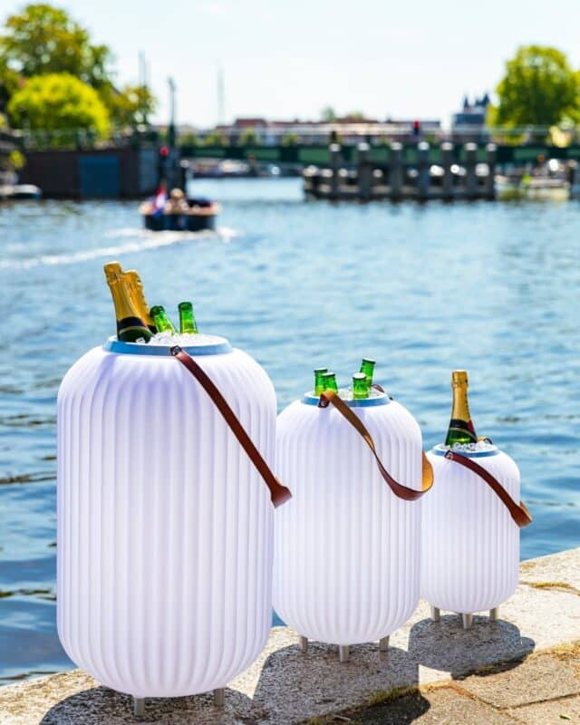 Vue de profil de trois refroidisseurs à vin installés au bord de la Spaarne, à Haarlem