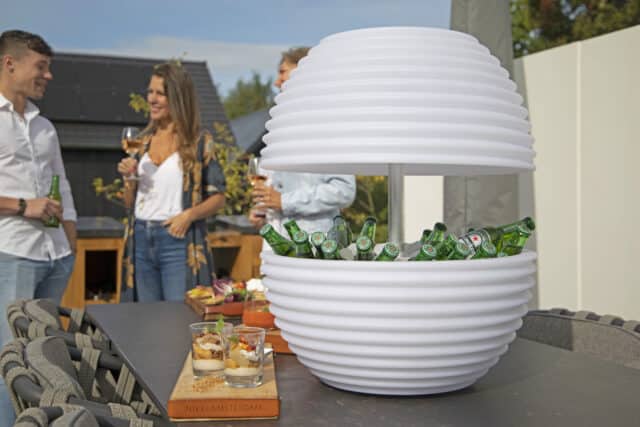 une glacière remplie de petites bouteilles de bière lors d'une fête dans le jardin