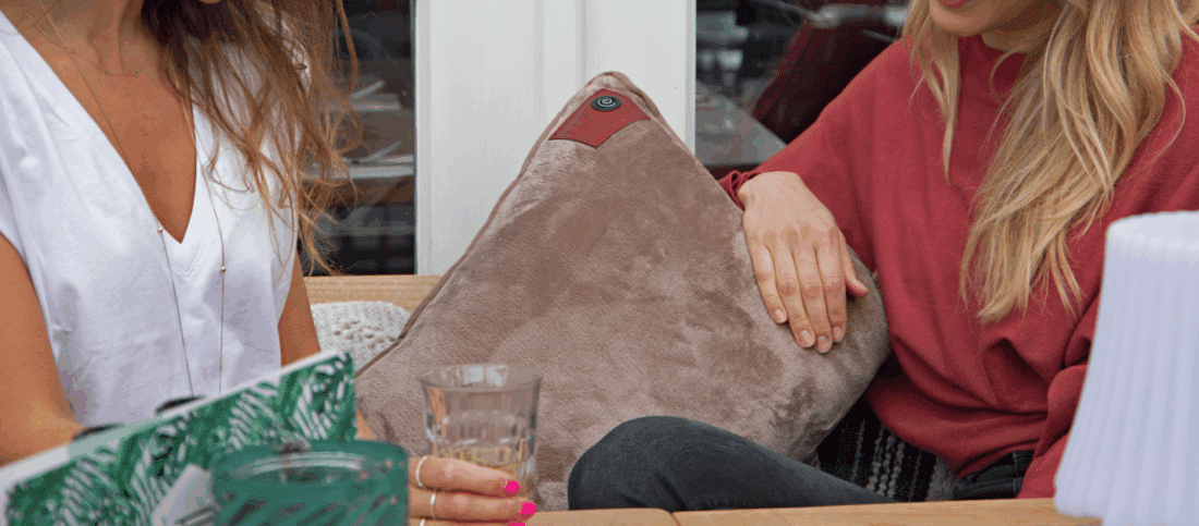 ensemble sur la terrasse avec un coussin chauffant à infrarouge en taupe pour les moments de fraîcheur