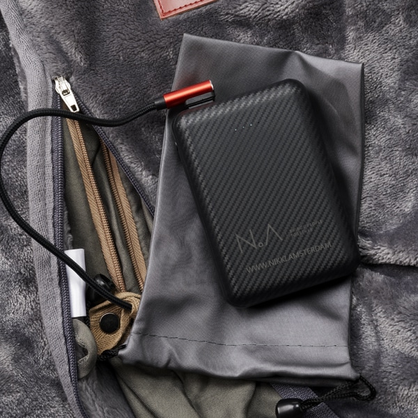 De 16.000 mAh powerbank van Nikki.Amsterdam die is aangesloten aan de warmtedeken The.Plaid Original.